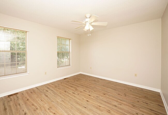 Building Photo - Great Fort Walton Beach Location