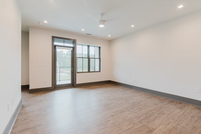 Building Photo - Studio Apartment Living in Washington Square!