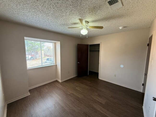 Building Photo - 2 bedroom 2 bath town home in a gated community