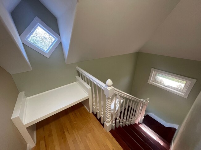 Building Photo - Stunning 3 bedroom/ 2 bath Victorian 2 sto...