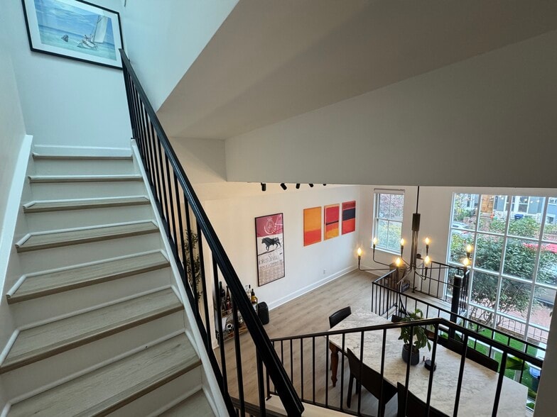 Building Photo - 208 9th St NE