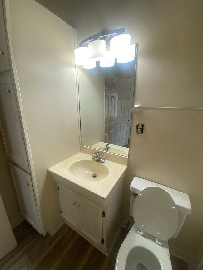 Building Photo - Cozy & Economical Unit in The Cove w/Water...