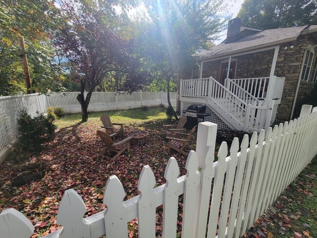 Building Photo - 33 Pigeon St