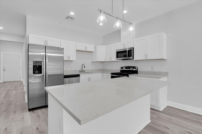 Building Photo - 705 S Orange Ave