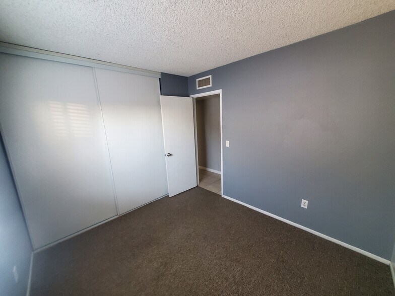 Building Photo - 3907 S Mitchell Dr
