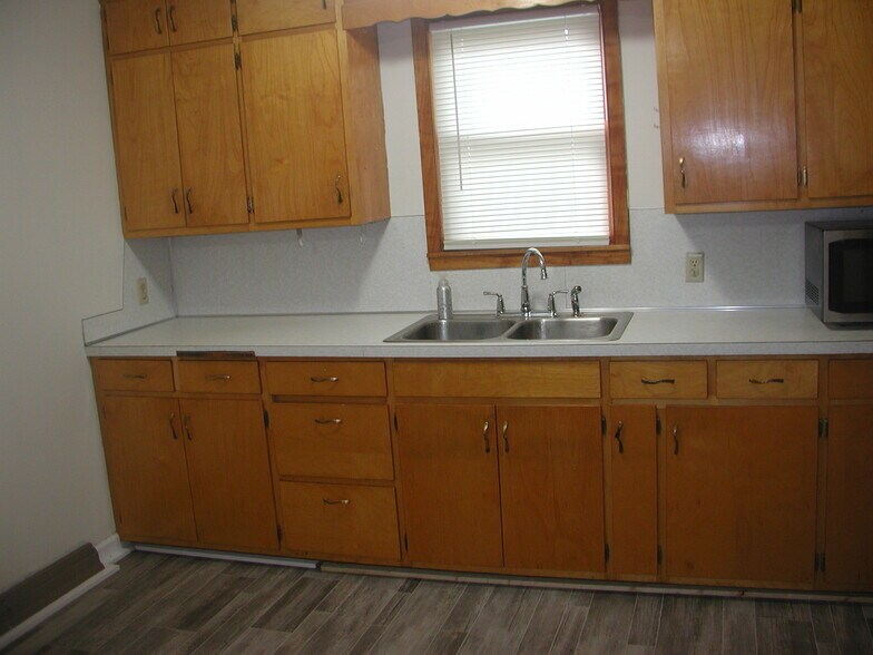 Building Photo - 241 E Ronning Ave