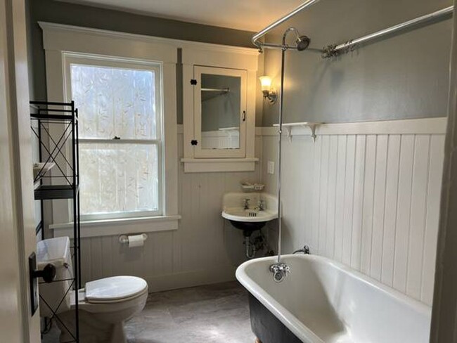 Building Photo - 2-3 Bedroom Apartment in Historic House