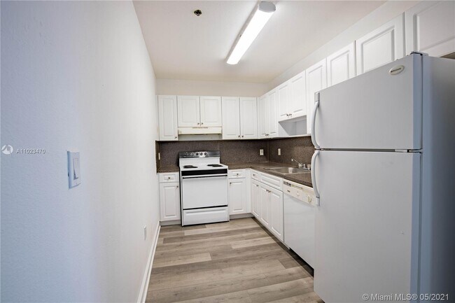 Building Photo - 717 SW 11th Ave