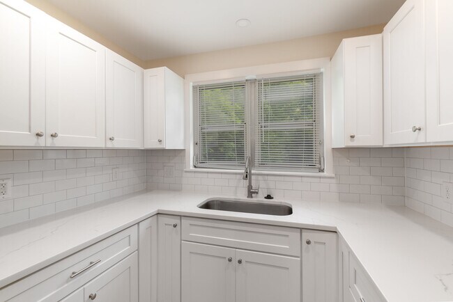 Building Photo - 257 Broad Dr SW