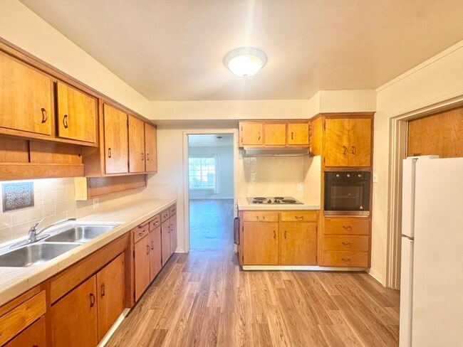 Building Photo - Charming 2-bedroom 1-bathroom duplex in Ca...