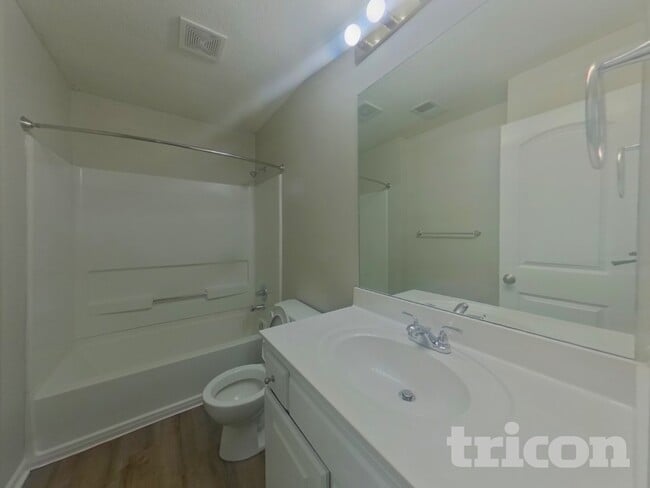 Building Photo - 5004 Woodstock St