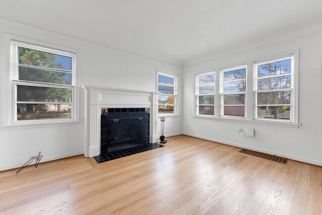 Building Photo - Spacious 6 Bed 2 Bath Home- N Portland Charmer!