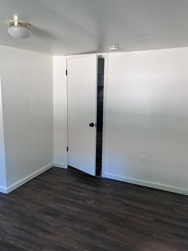 Building Photo - 430 N 4th St