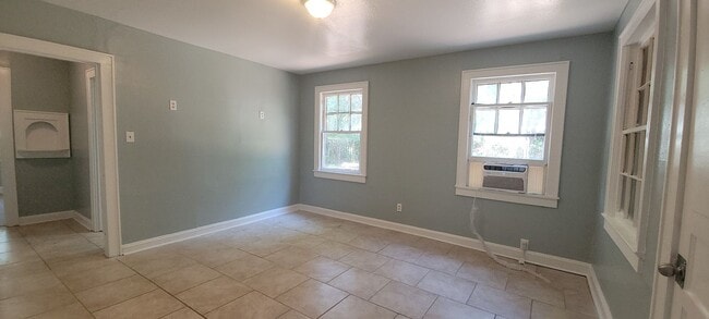 Building Photo - Beautiful 3 bedroom/1 bath Cottage with La...