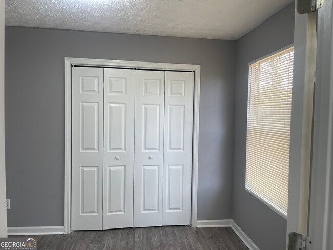 Building Photo - 320 Willow Springs Dr