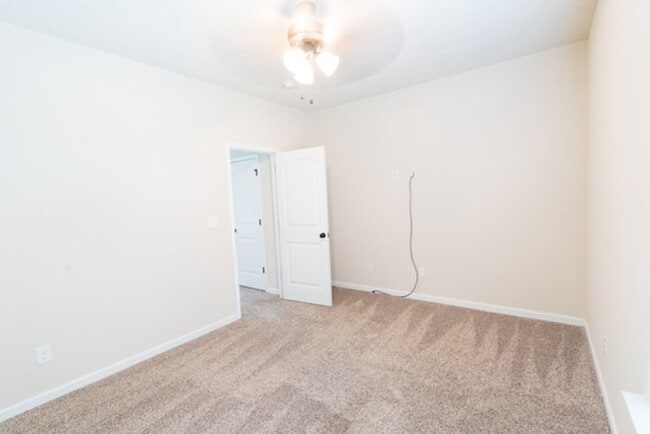 Building Photo - 3 Bedroom 2.5 Bath With Large Backyard