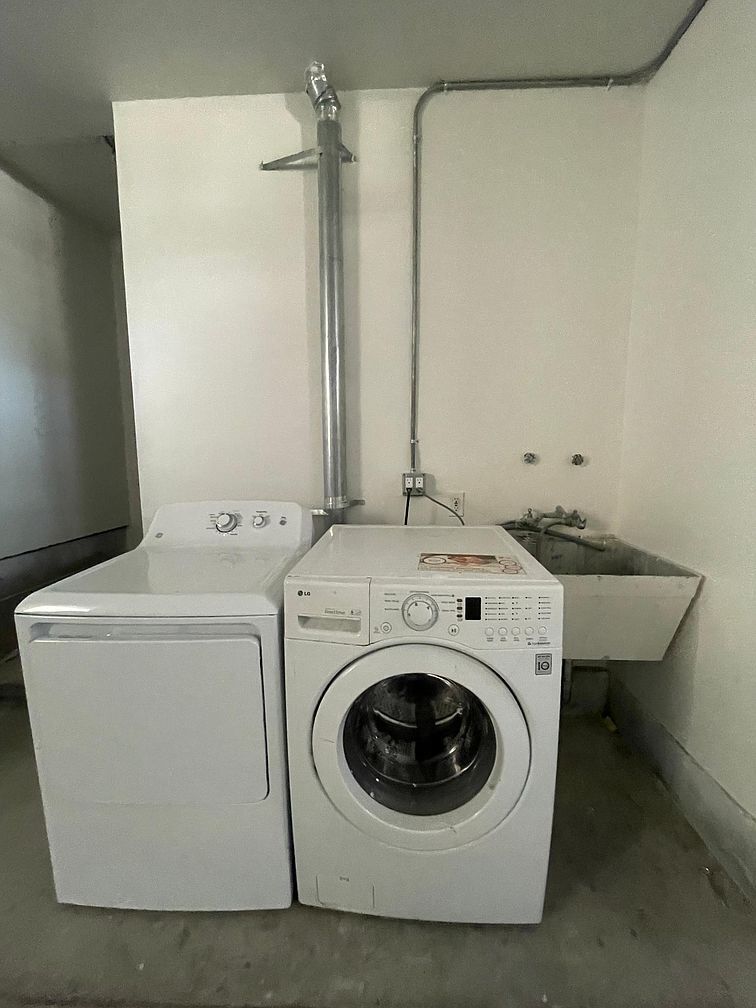 washer in dryer in garage - 432 Russia Ave