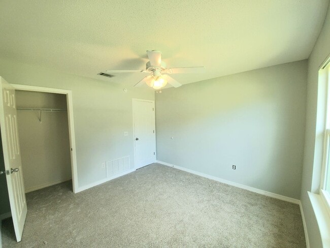 Building Photo - Well cared for 3 Bedroom, 2 Bath Home in C...