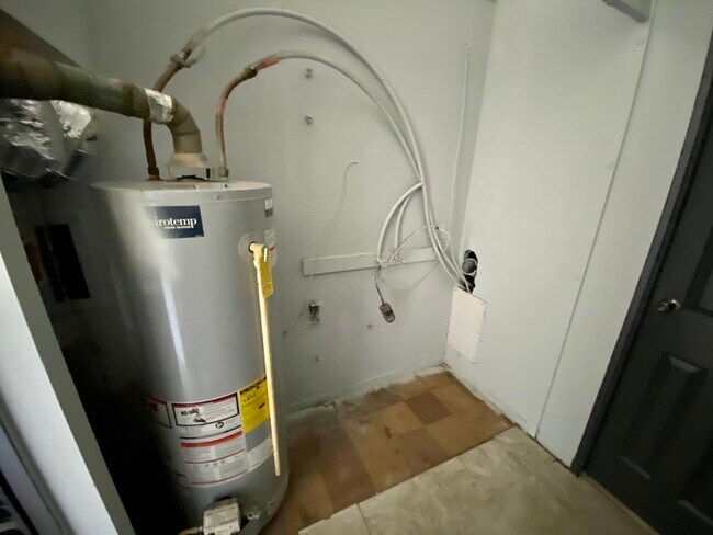 Building Photo - 619 Plum St