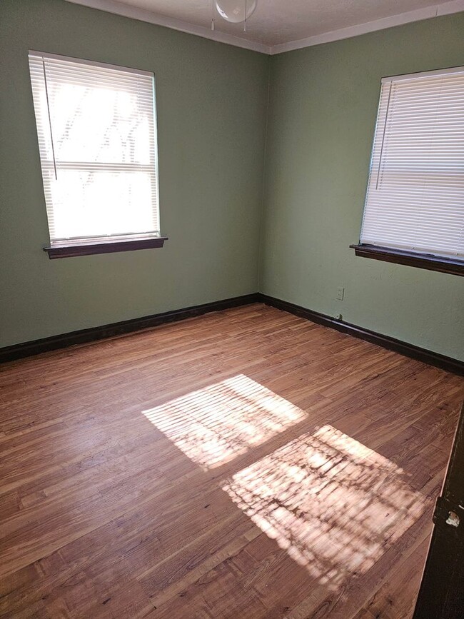 Building Photo - Cute 2 bed 1 bath in Midwest City Close to...