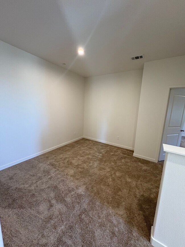 Building Photo - Spacious 3-Bedroom Townhome with Garage and Solar