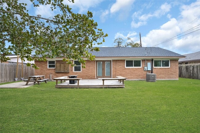 Building Photo - 470 Beresford St