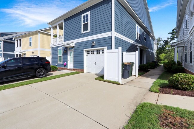 Building Photo - Low Maintenance Condo Living