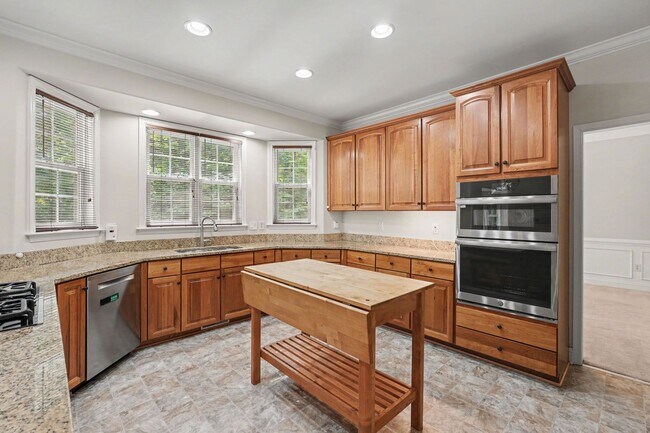 Building Photo - 24 Crestwood Ln