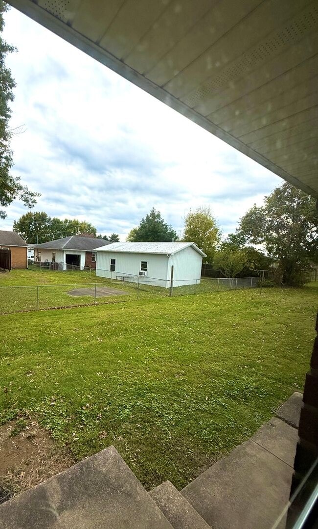 Building Photo - 2-bedroom Brick Bungalow in Belpre!