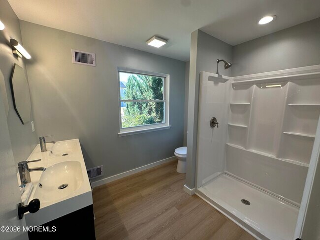 Building Photo - 10 James Hollow Dr