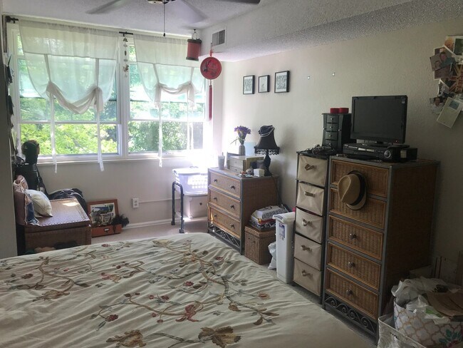 Building Photo - Nicely Updated One Bedroom Condo Available...