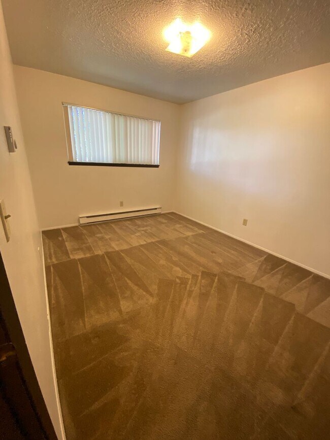 Building Photo - Upstairs 2 Bedroom, 1 Bathroom Apartment Home