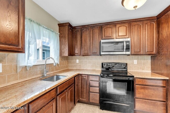 Building Photo - 24 Liberta Dr