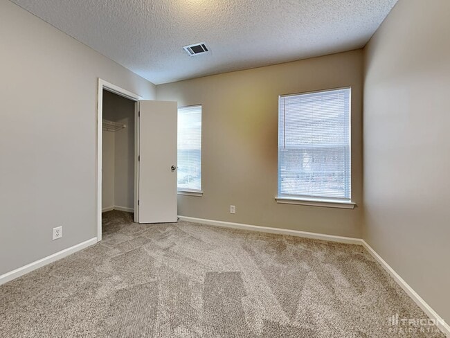 Building Photo - 165 Springway Dr