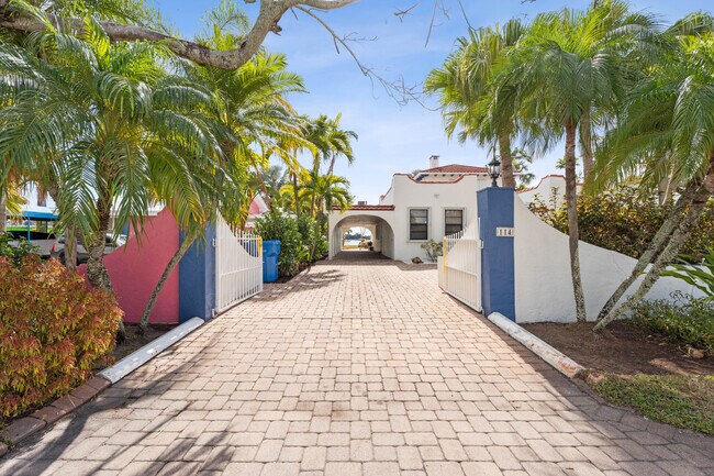 Building Photo - 114 S Lake Dr