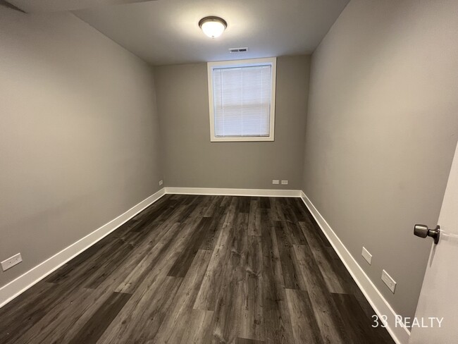 Building Photo - GROUND LEVEL 3 Bed 2.5 Bath / Oak Park / L...