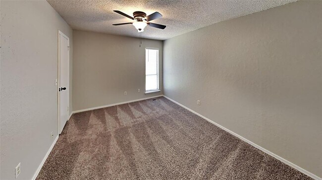 Building Photo - 10020 S Ross Ave