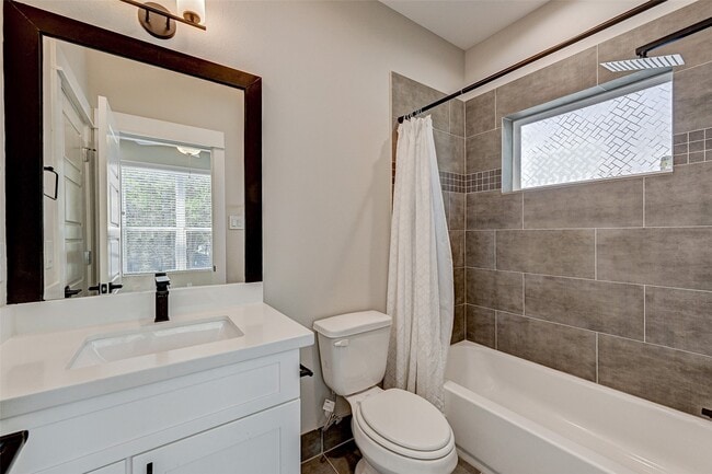 Building Photo - 1302 W 24th St