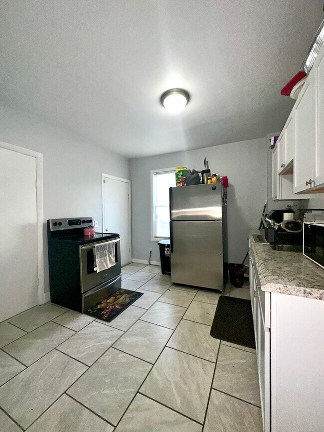 Building Photo - 329 Plainfield St