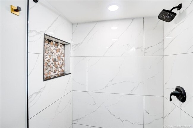 Building Photo - 331 Golfview Cir