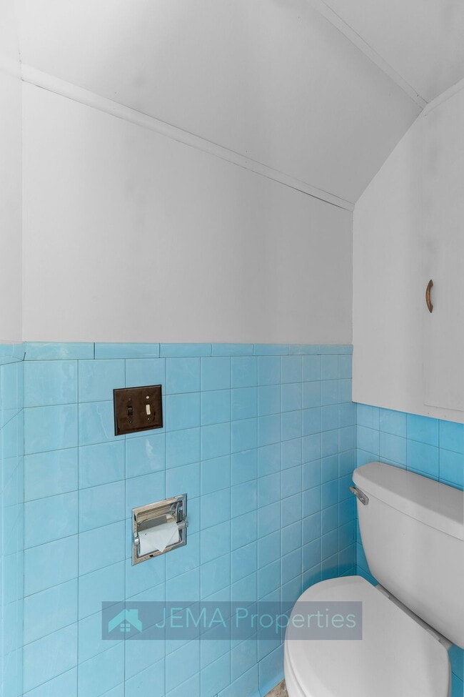 Building Photo - 503 E 8th St