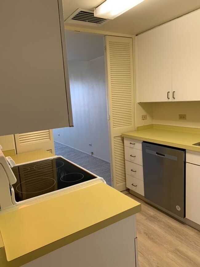 Building Photo - Harbor Square Condo - 1 bedroom, 1 bath un...