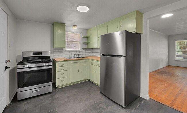 Building Photo - 3701 Parkwood St