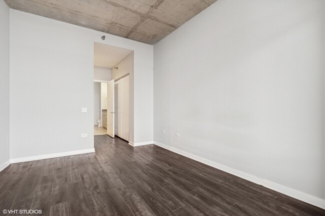 Building Photo - 720 N Larrabee St