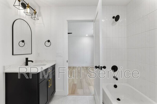 Building Photo - 1241 N Avondale Cir