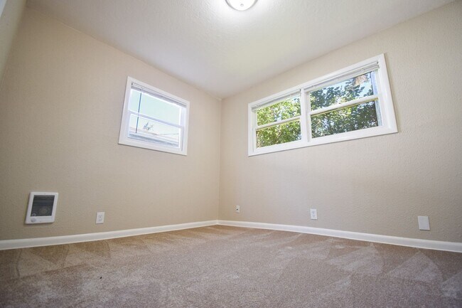 Building Photo - 3 Bedroom 1Bath House, Quiet neighborhood with park across the street
