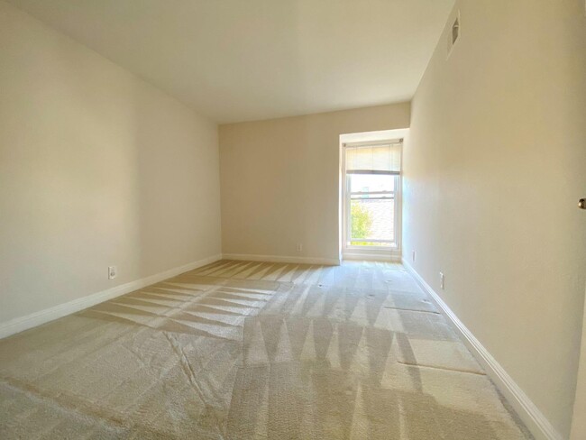 Building Photo - 982 Marquette Ln