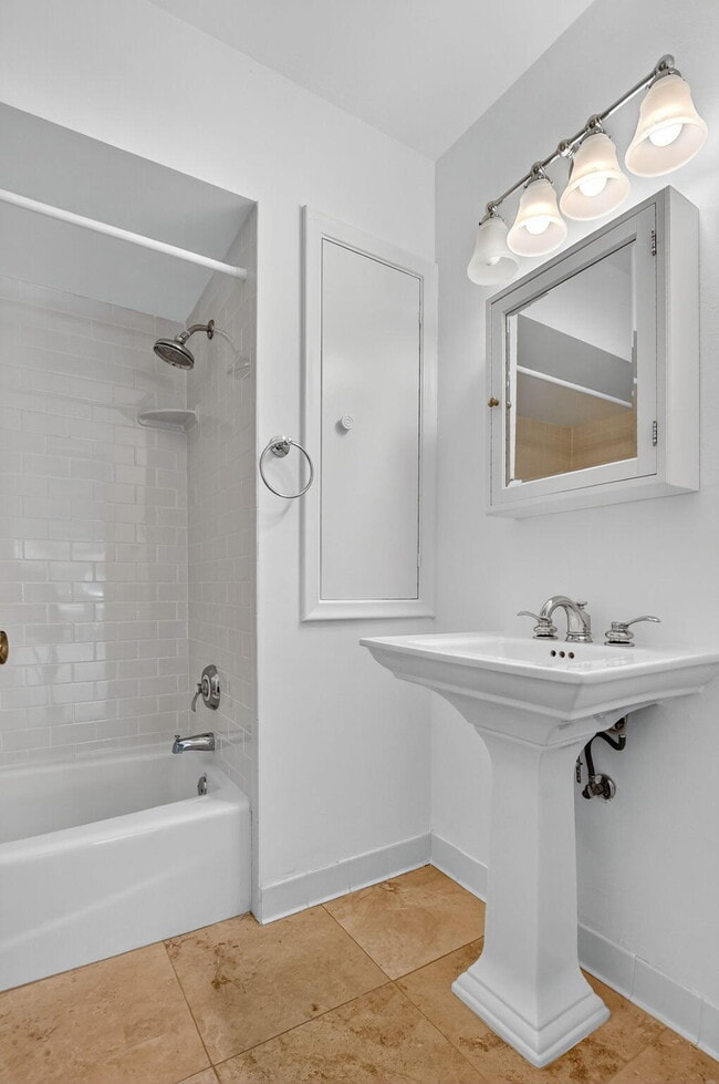 Building Photo - 708 Lago Rd