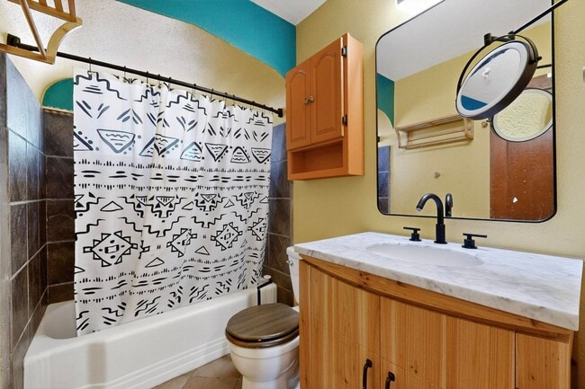 Building Photo - UPTOWN 2/bd 1/ba 1/cg 950/sf