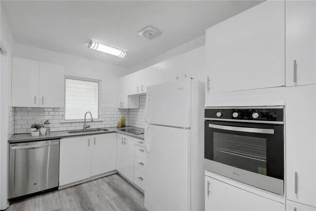 Building Photo - 5320 Balcones Dr